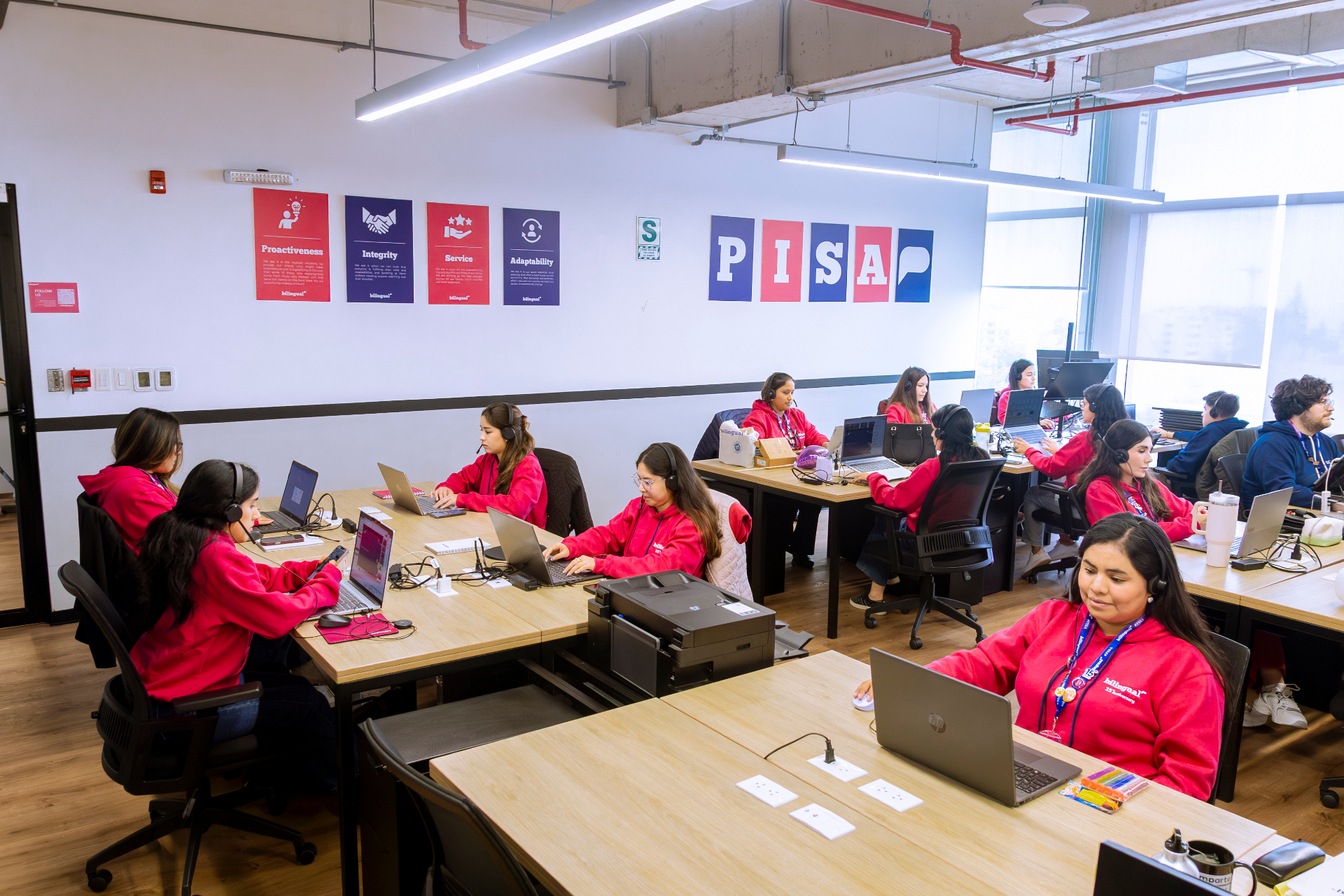 Bilingual Global operations floor in action